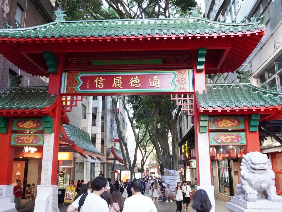 Dragon Pastry bakery storefront on Dixon Street, Chinatown